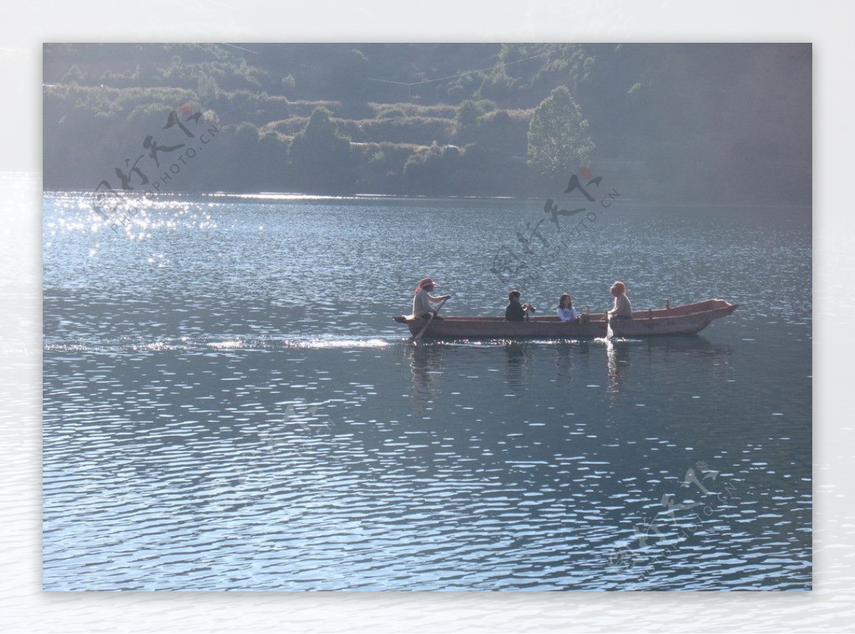 丽江泸沽湖划船图片