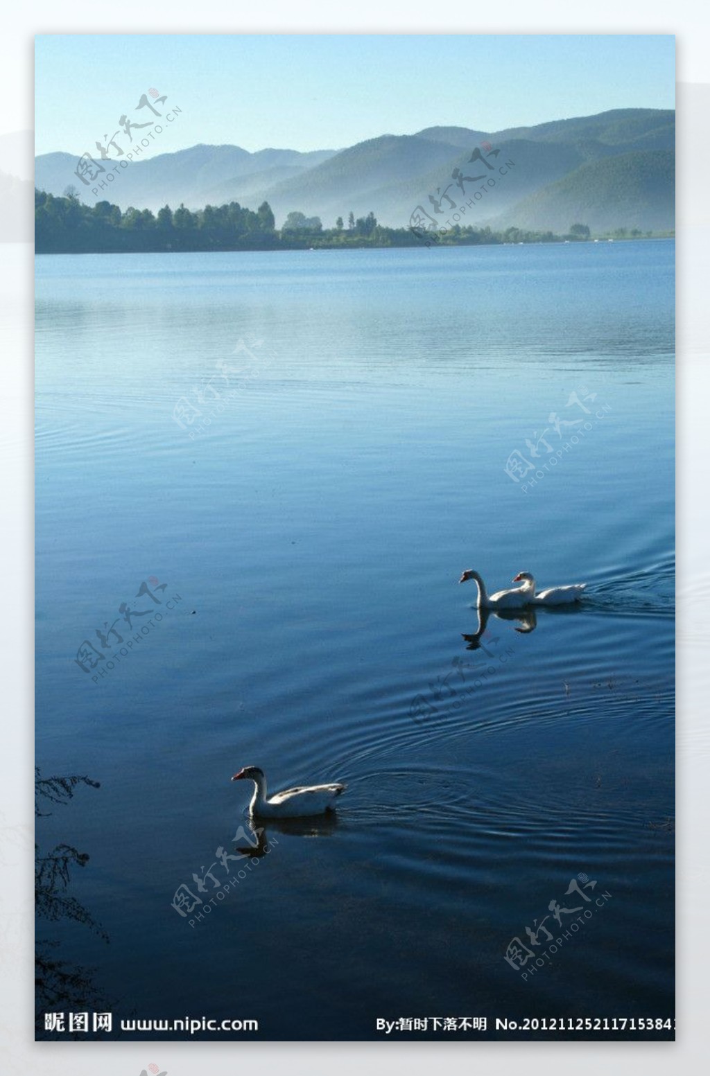 泸沽湖早上图片
