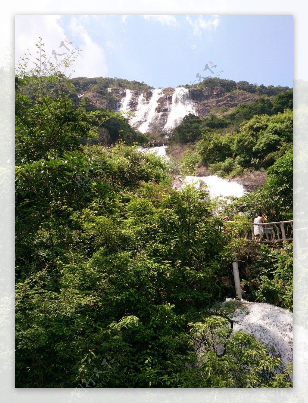 蓝天白云高山流水图片