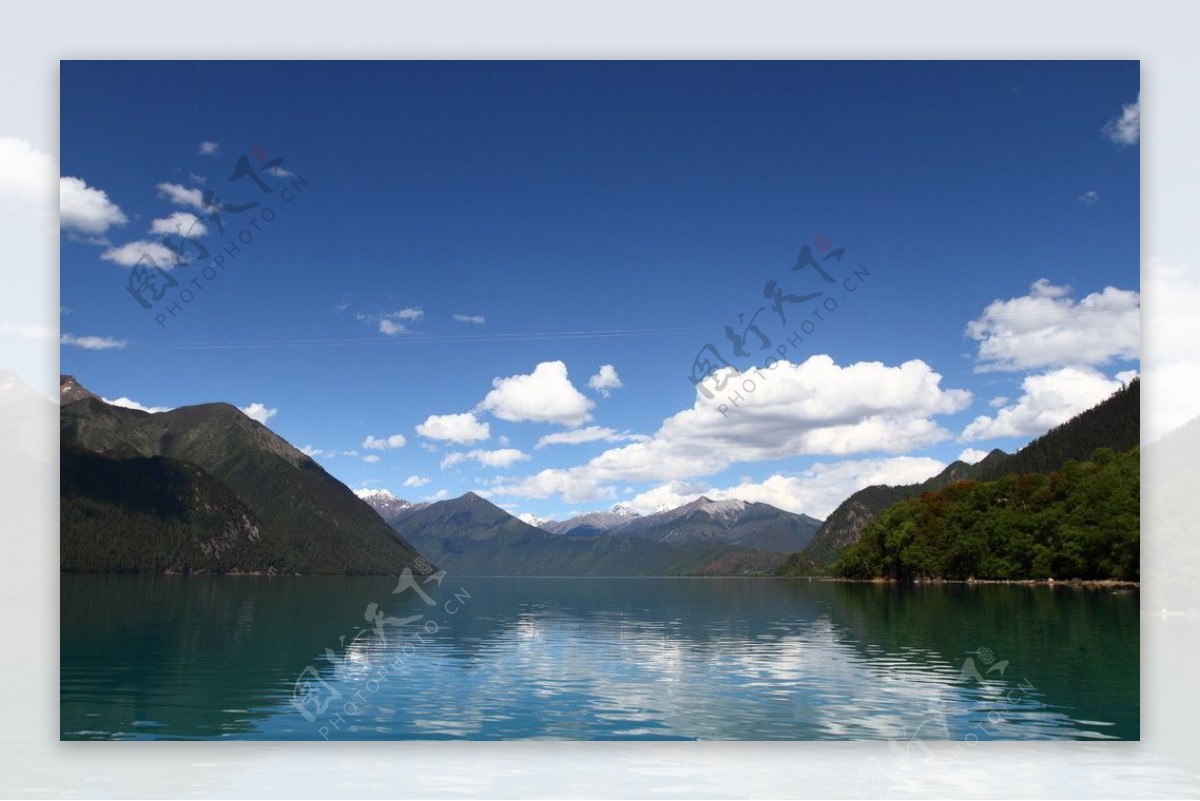 巴松措的湖水图片