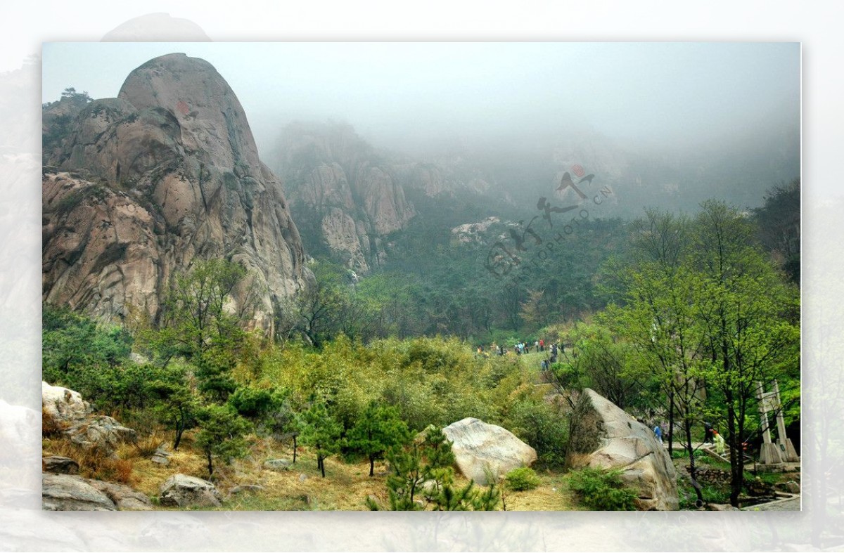 雾锁峻山图片