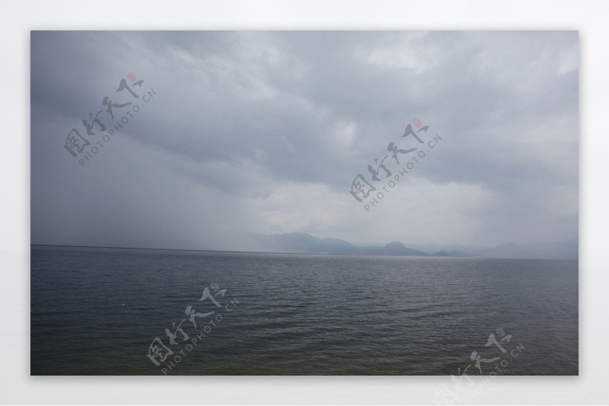 乌云湖面图片