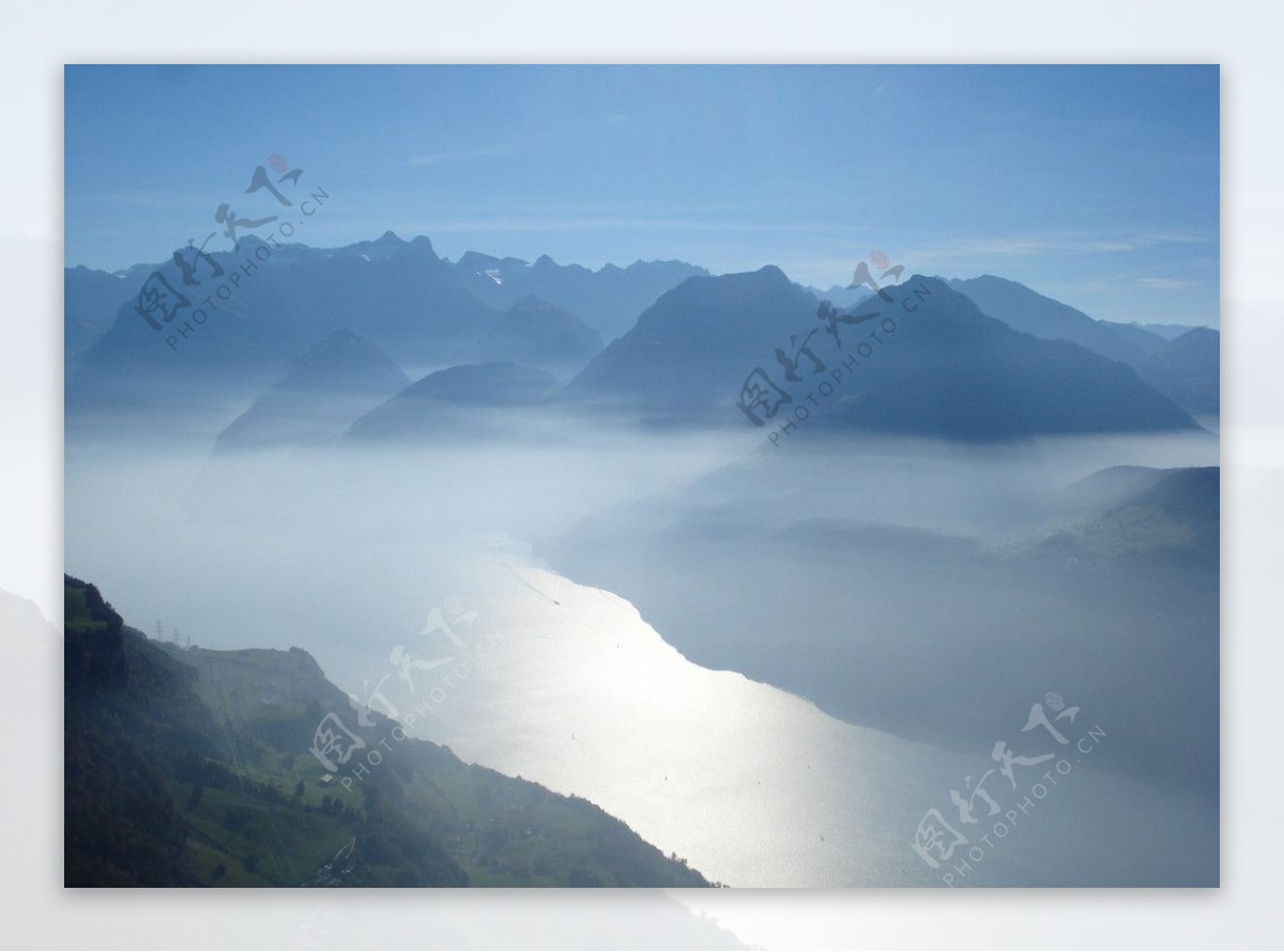 云雾缭绕的山图片
