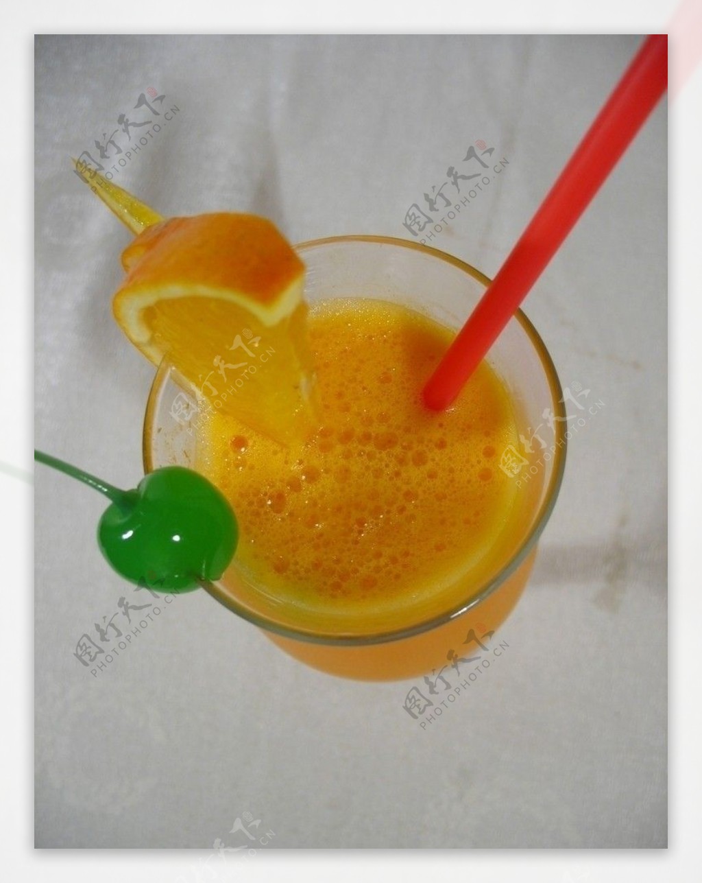 鲜榨橙汁橙汁饮料吸管樱桃水果橙子玻璃杯图片
