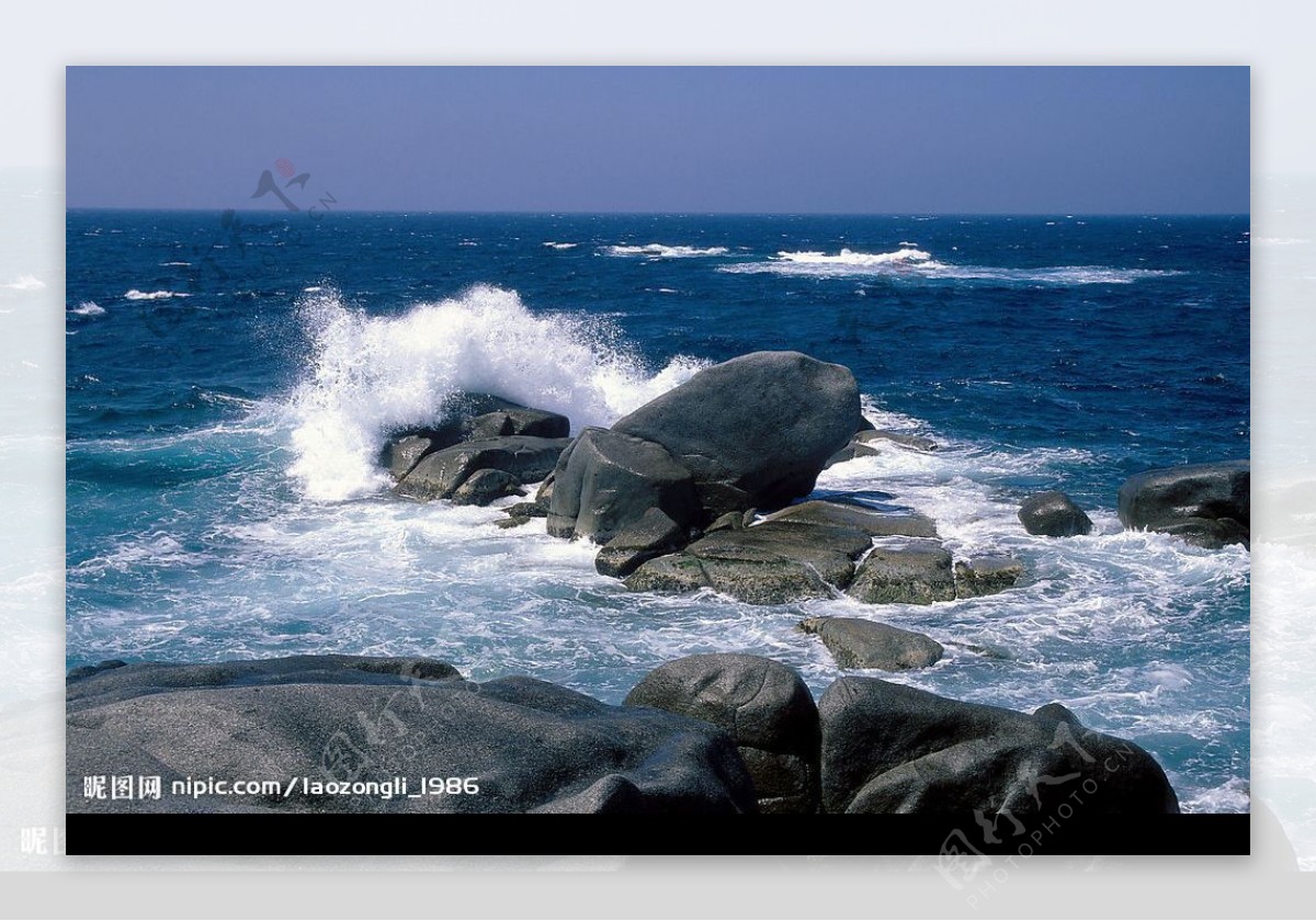 海浪拍打巨石图片