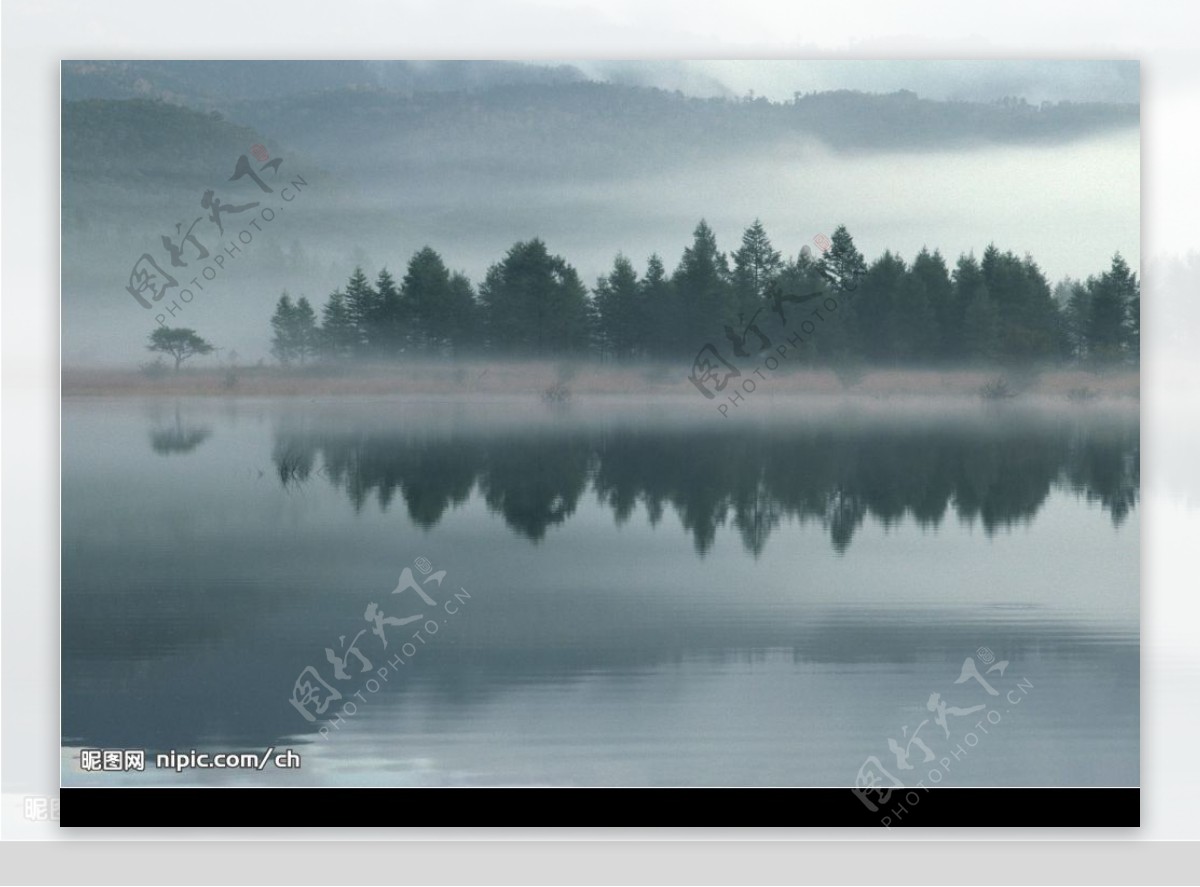 清晨的湖泊图片