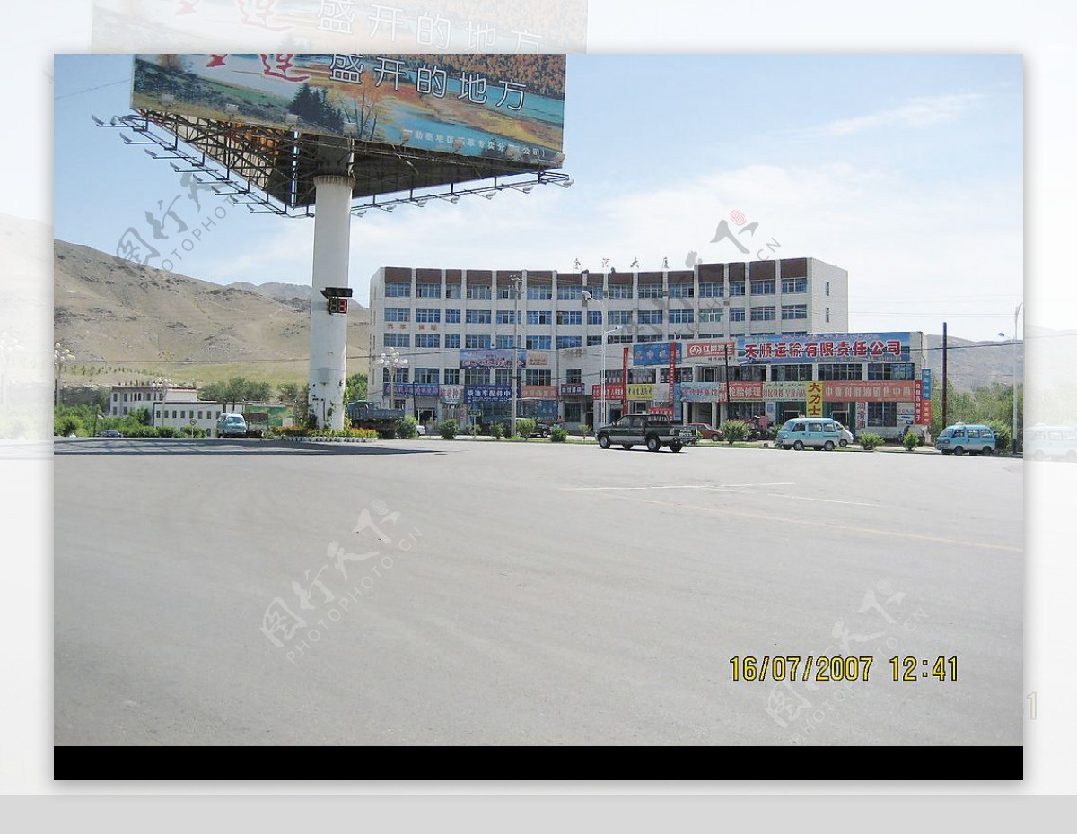 新疆阿勒泰市街道图片