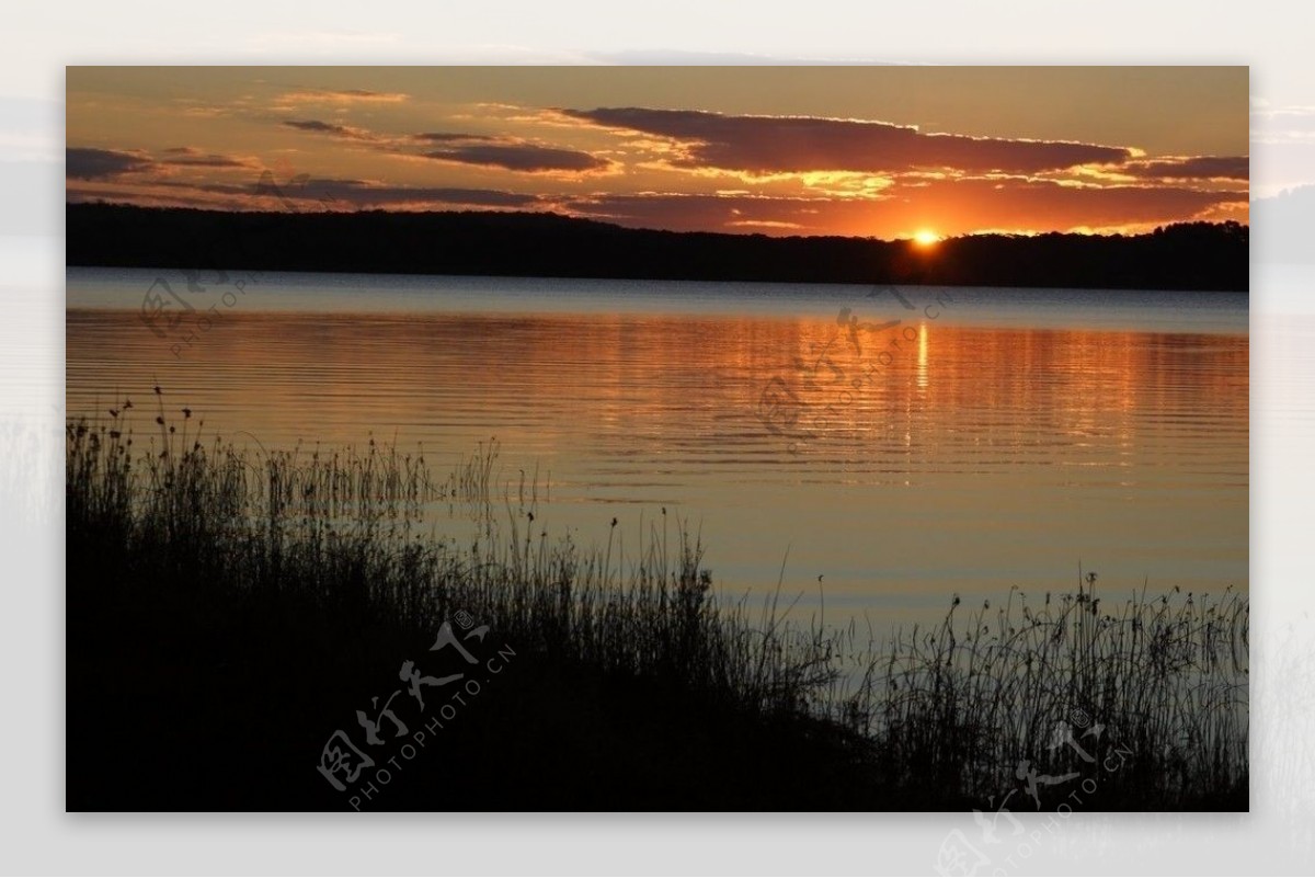 湖边日落图片