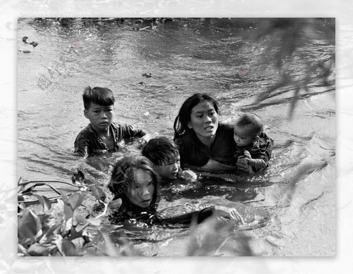 洪水里的孩子图片
