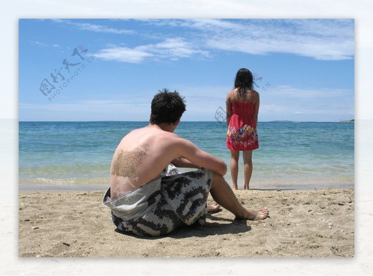 海滩情侣图片