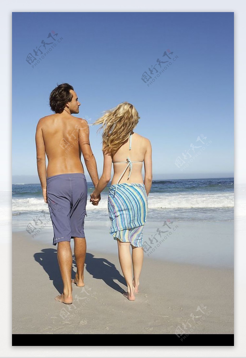 海边牵手的情侣图片