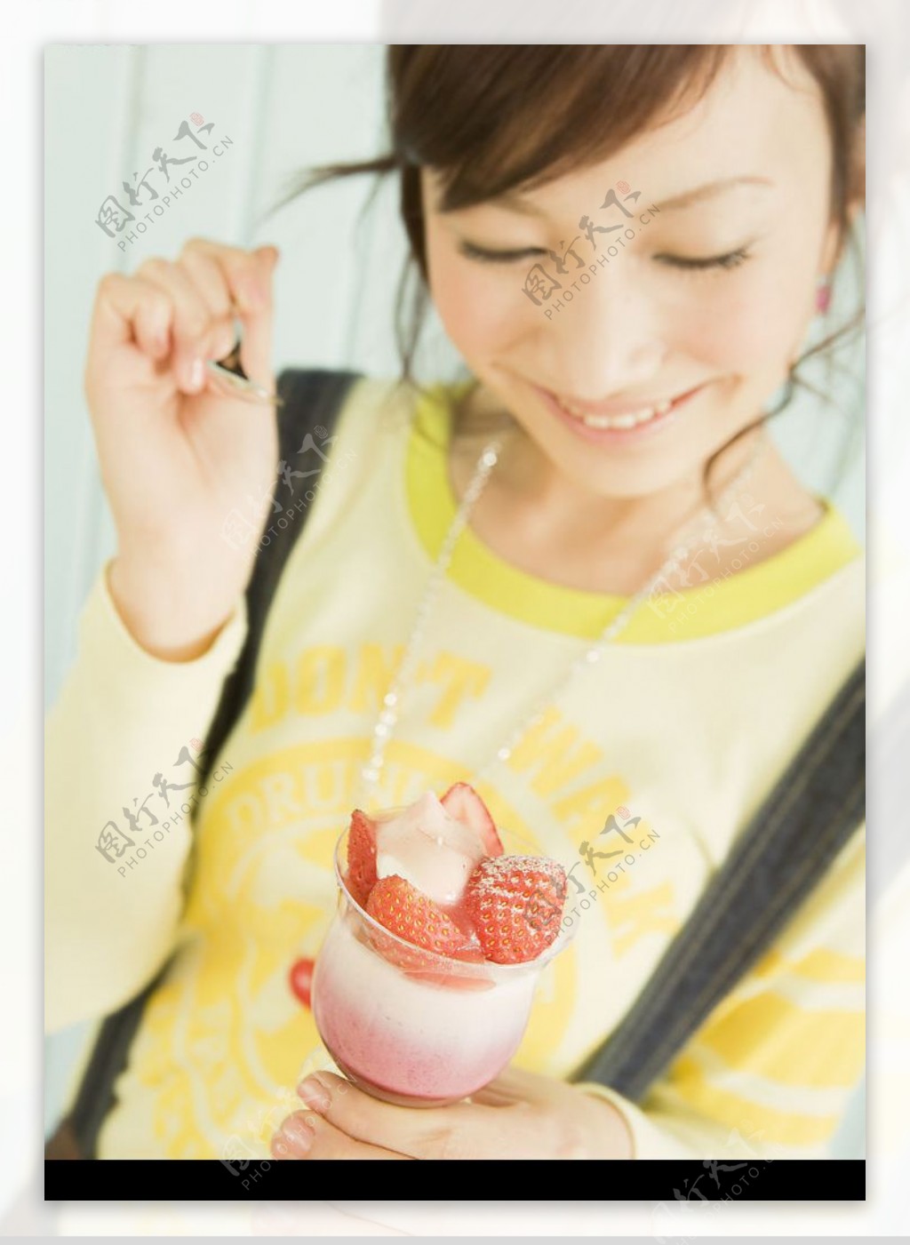 吃草莓的女人图片