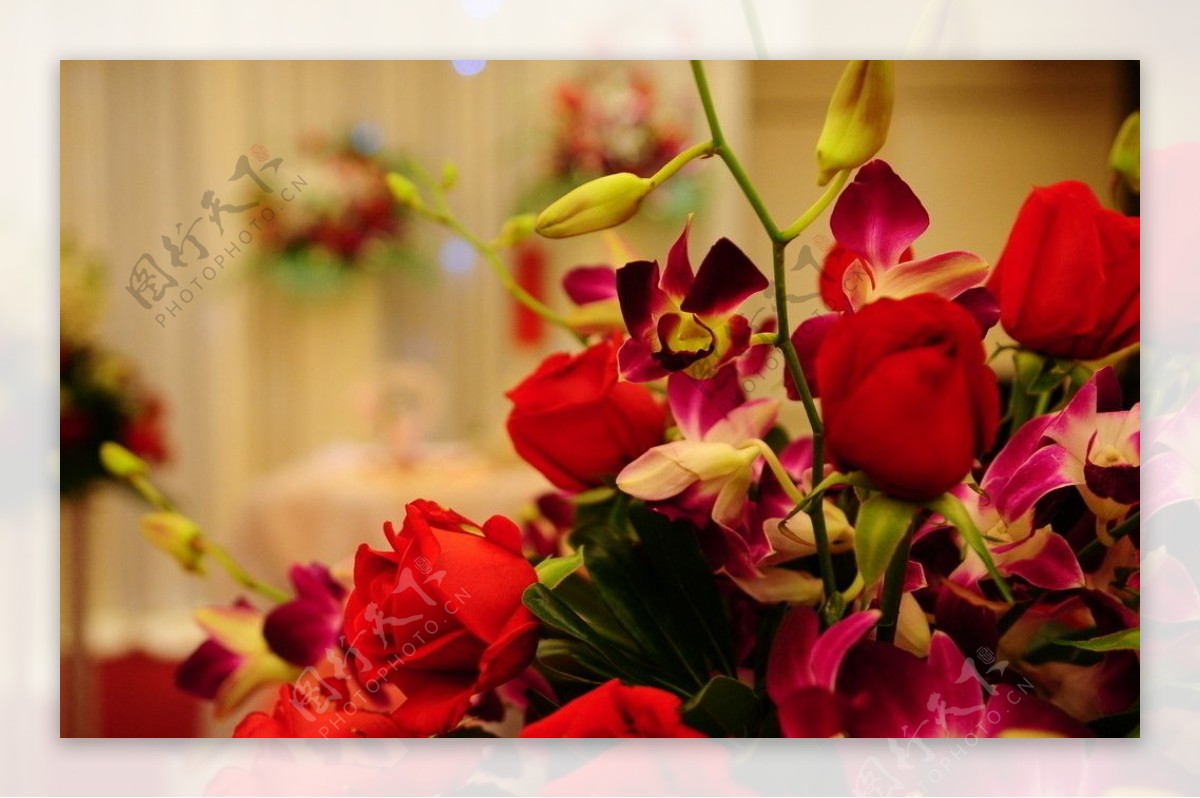 婚礼上美丽的花拱门。装着粉红玫瑰和牡丹的花瓶。婚礼安排在户外公园附近的池塘。照片摄影图片_ID:167837458-Veer图库