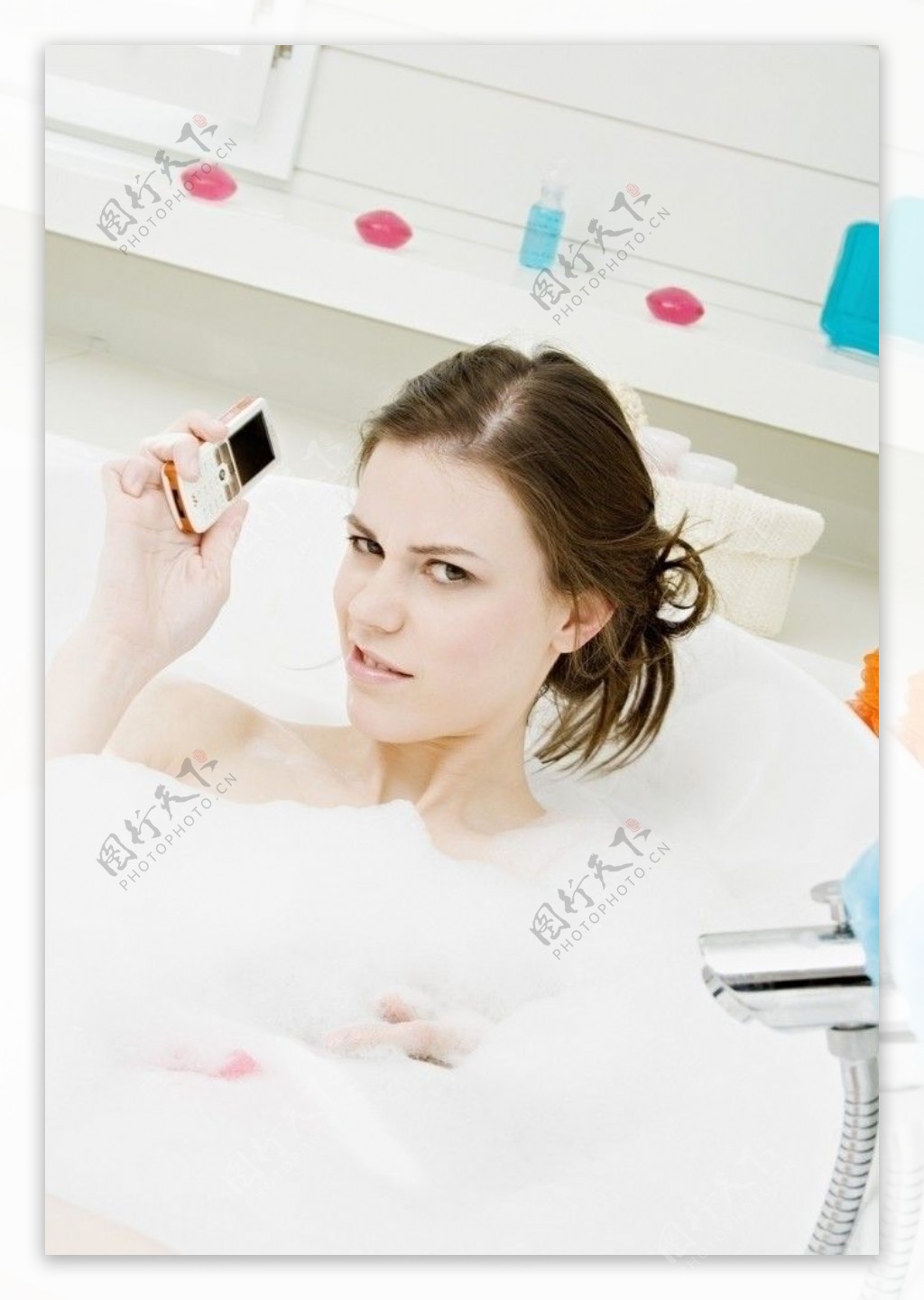 接电话洗澡的女人图片
