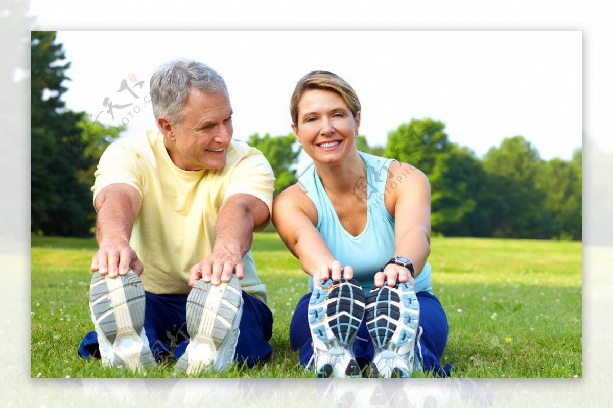 草地上一起锻炼健身的幸福老年伴侣图片