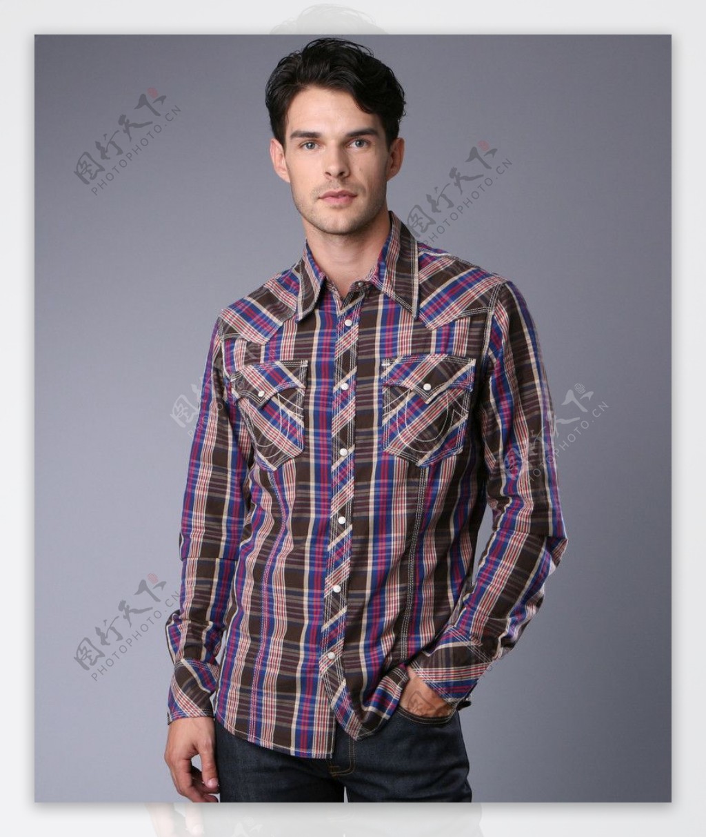 紫黑色格子休闲衬衫男模特图片