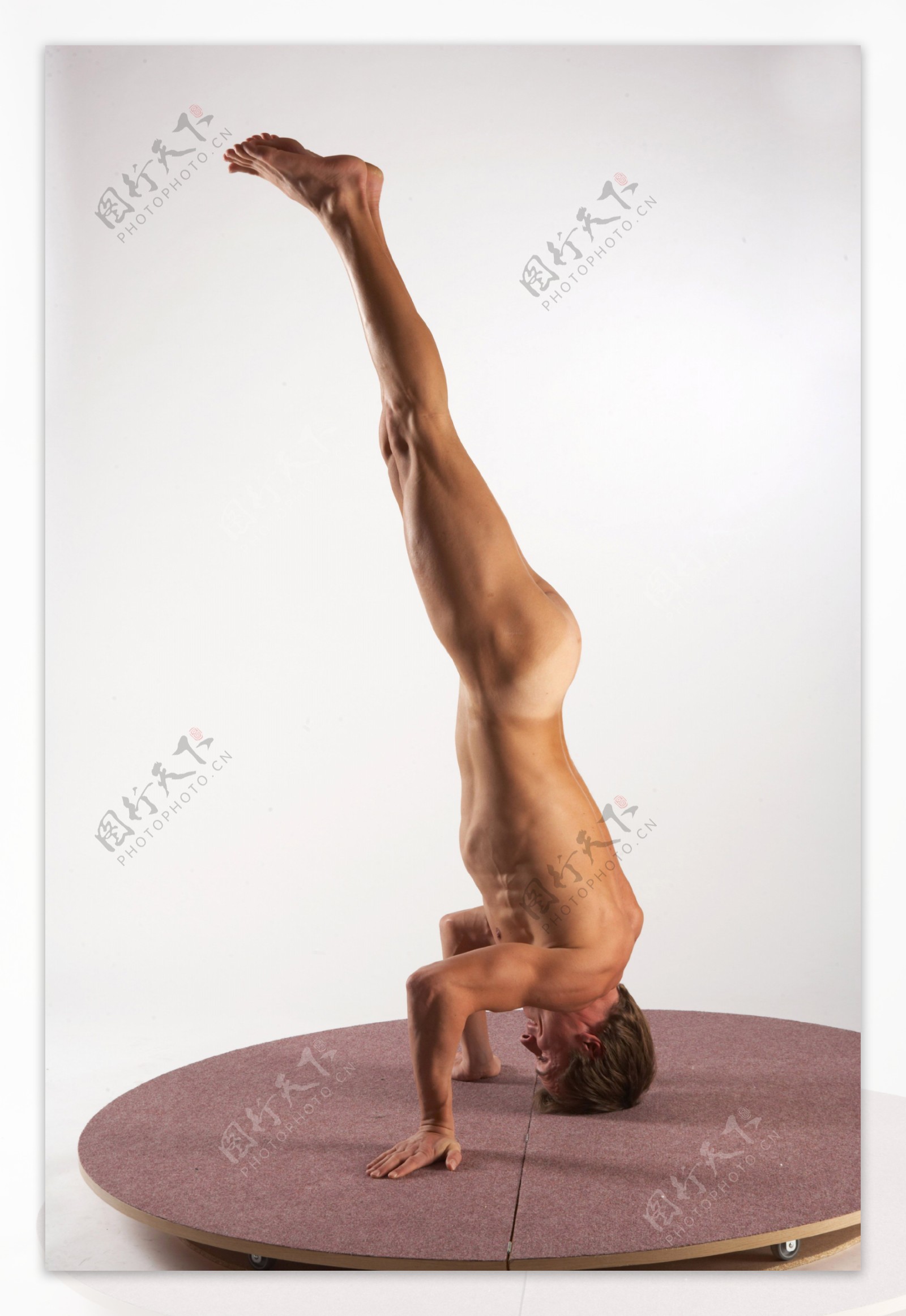 圆盘上的健美体操男模图片