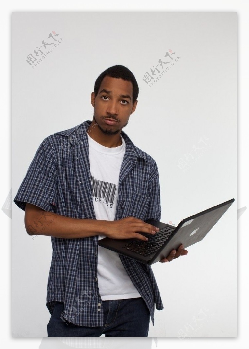 手拿苹果电脑的男人图片