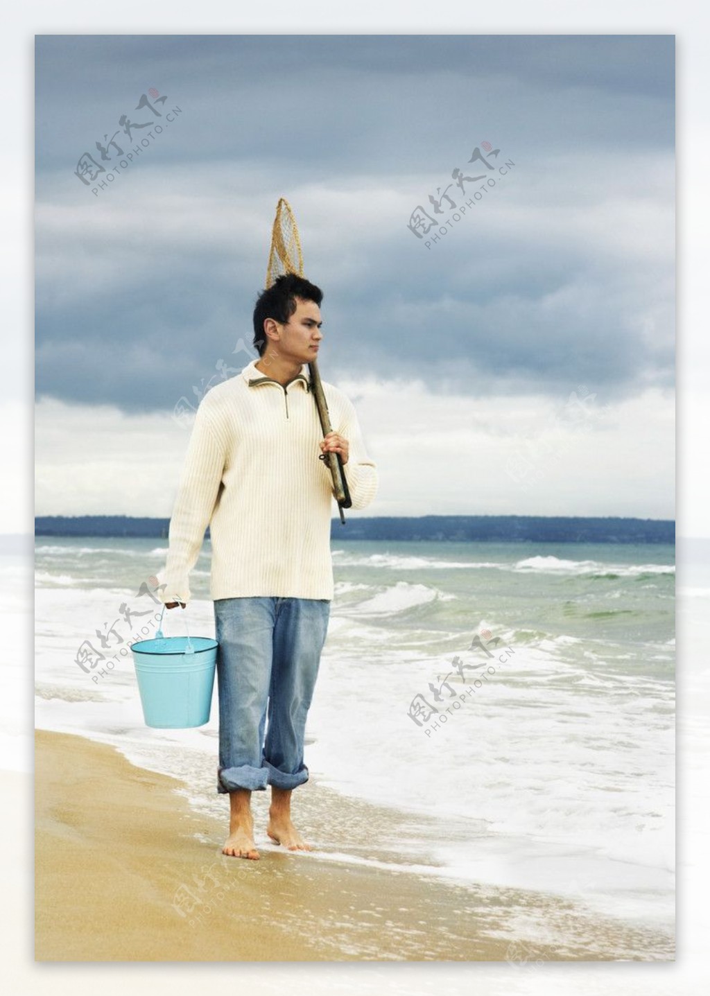 海边捕鱼的男人图片