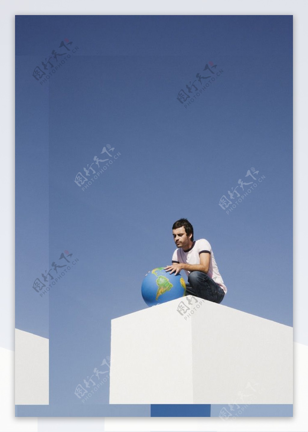 手拿地球模型的男人图片