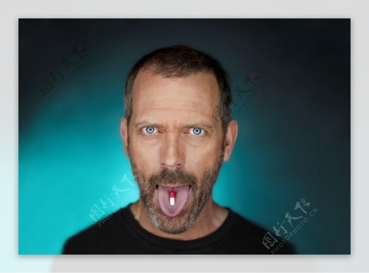 吐舌头的男人图片