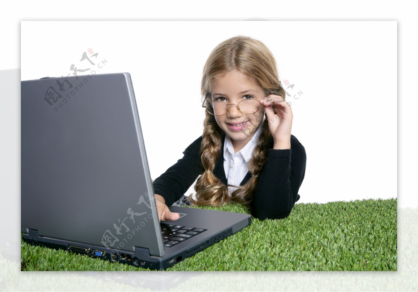 玩笔记本电脑上网的小学生图片