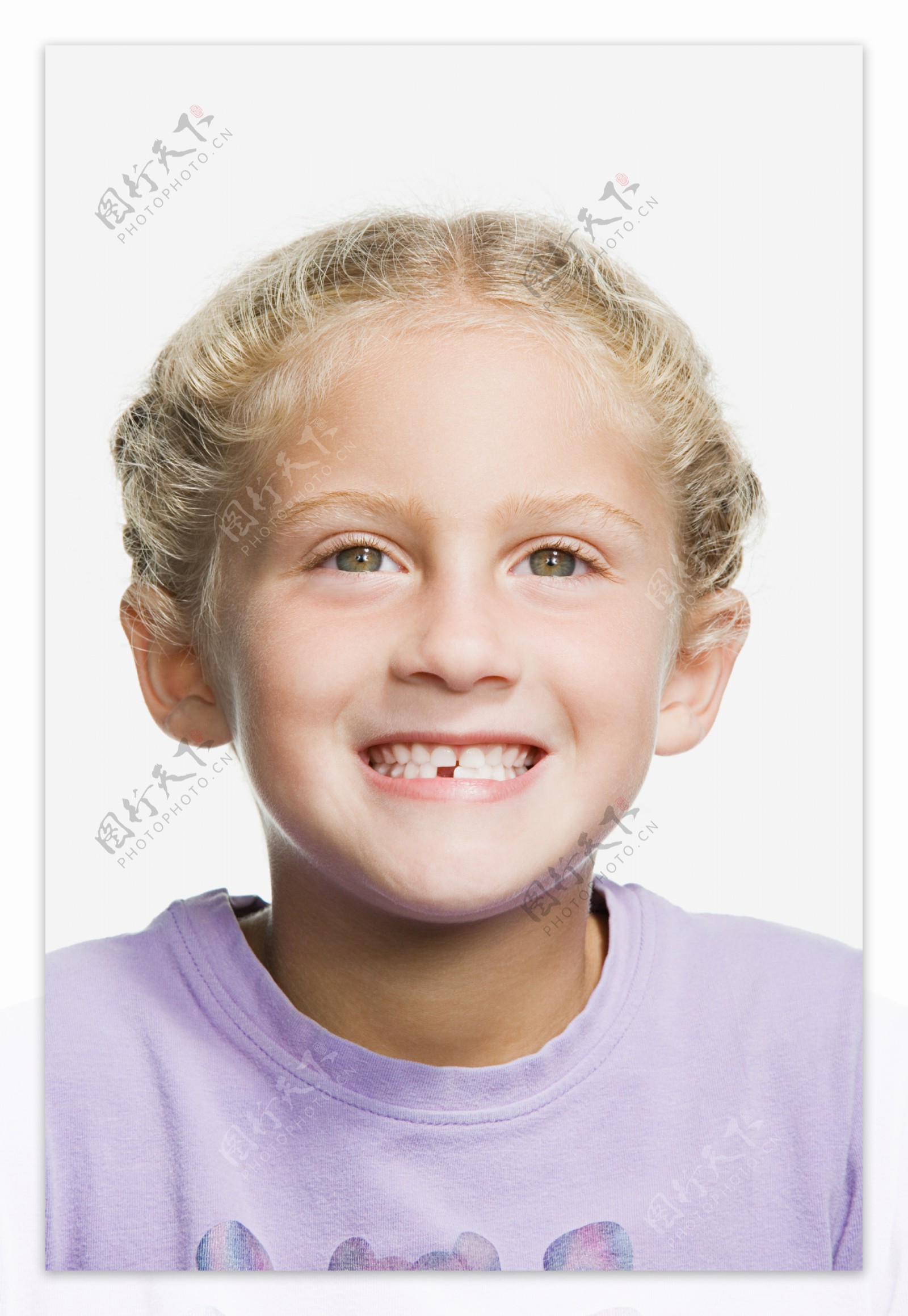 微笑高兴的小女孩图片