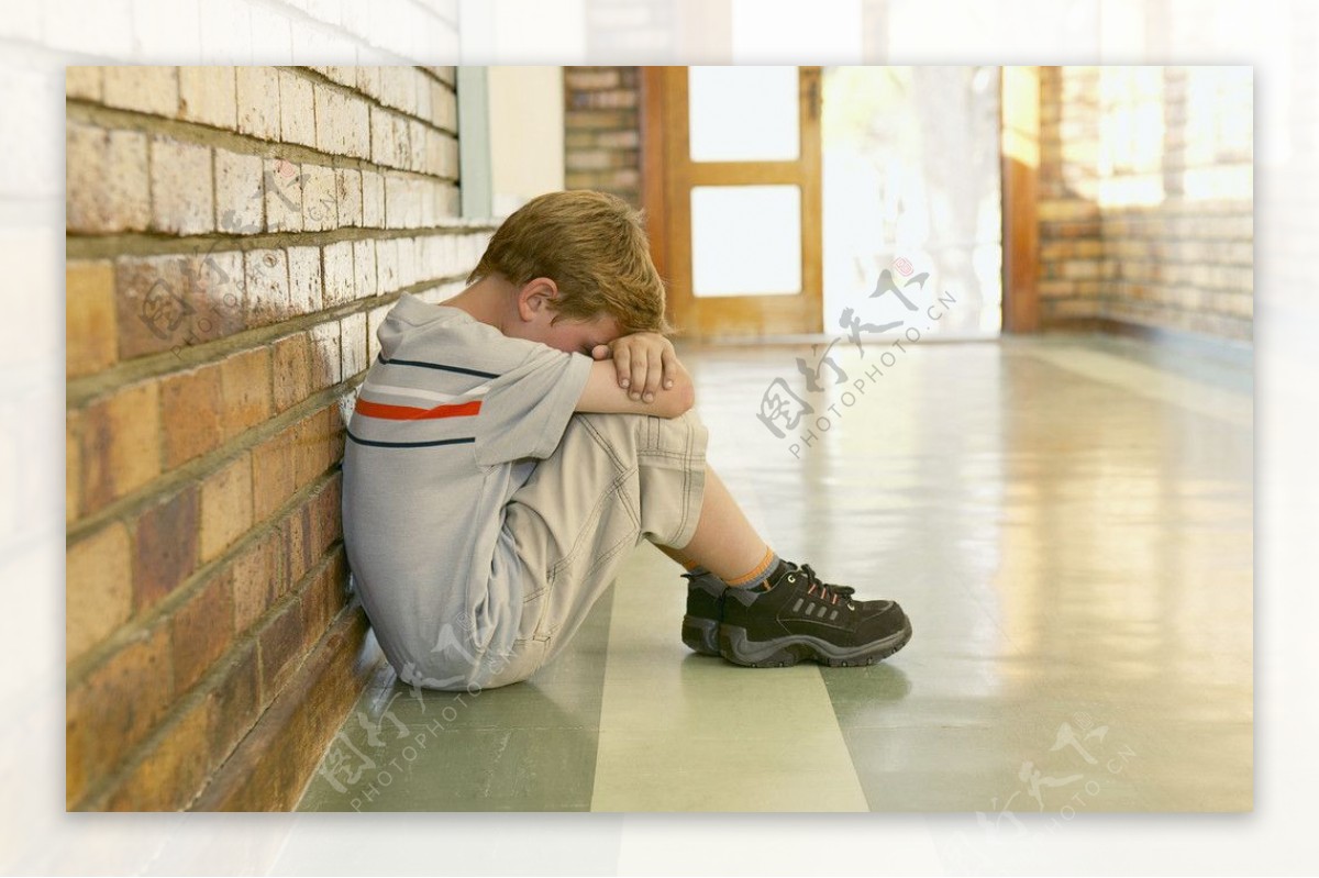 坐在学校走廊里面犯错误的小男孩图片
