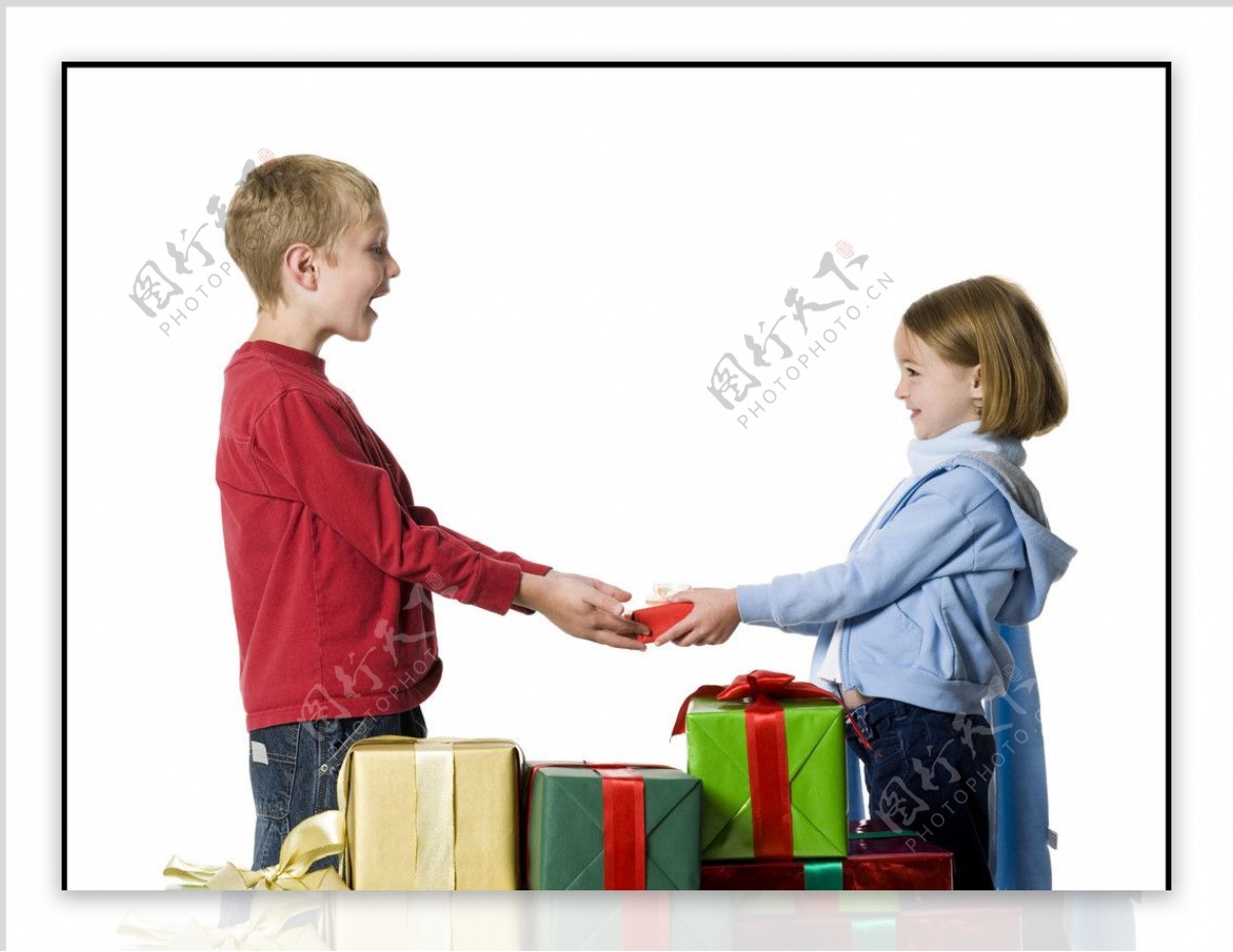 可爱小女孩给小男孩礼盒图片