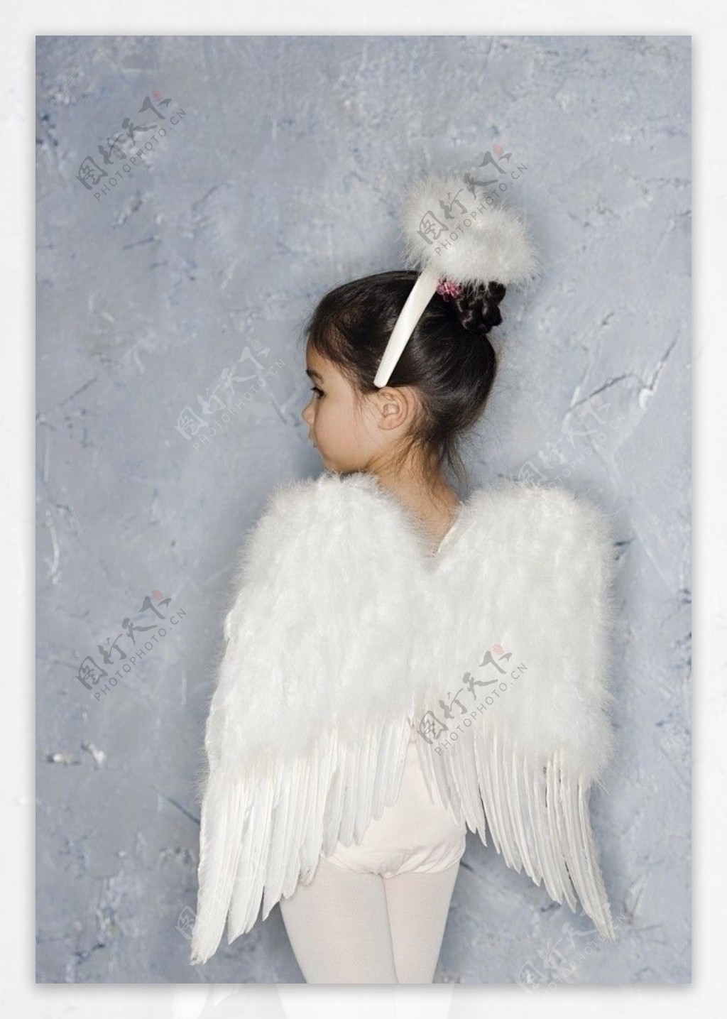 打扮成天使的漂亮小女孩图片