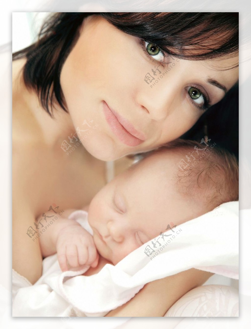 漂亮妈妈抱着熟睡的婴儿图片