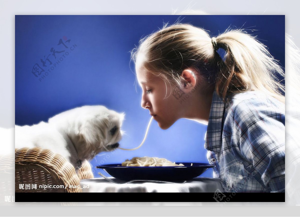 吃面条的小狗和女孩图片
