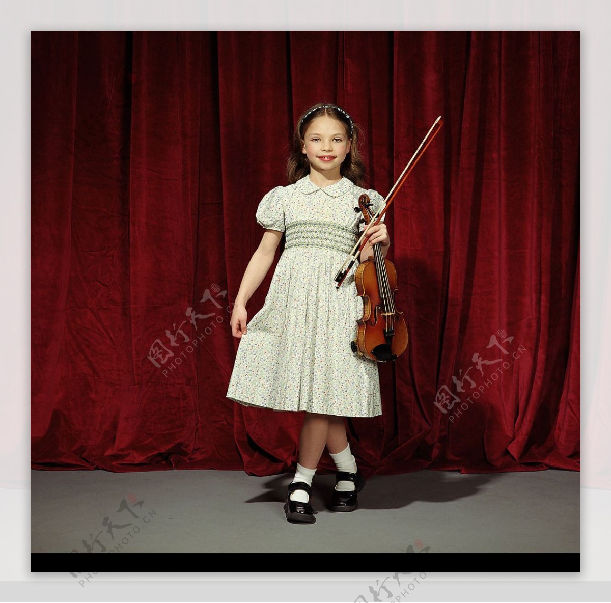 女孩的小提琴独奏图片