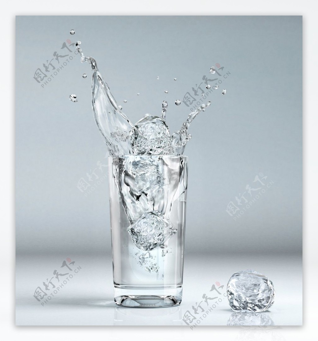 冰块和玻璃杯图片