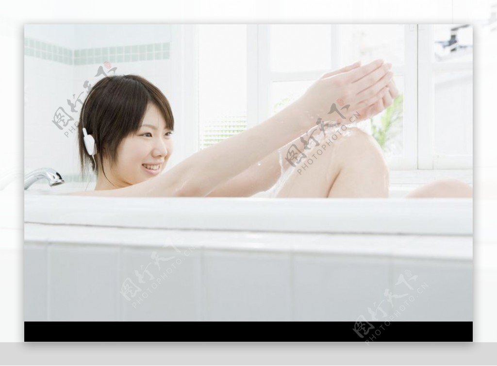 女性轻松淋浴0012