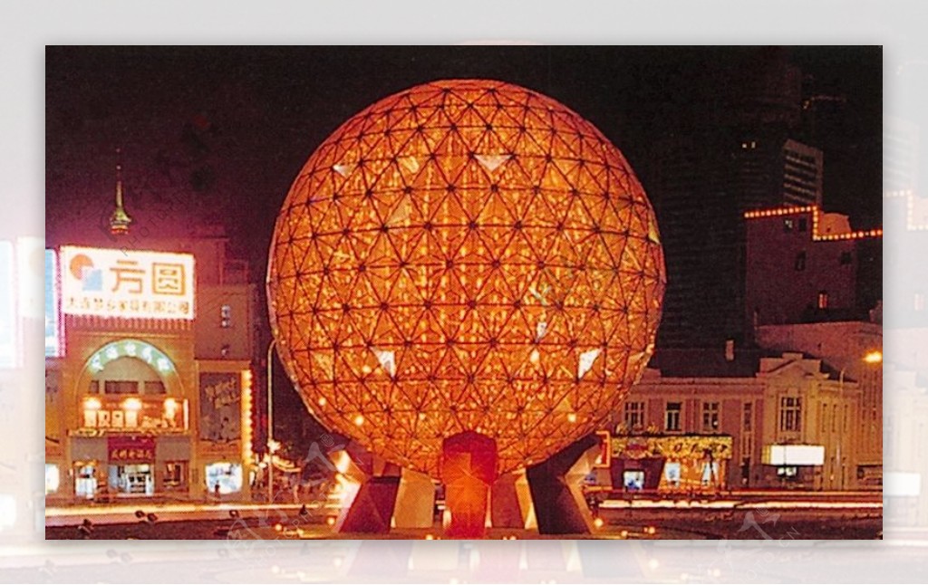 友好广场上五光十色的水晶球