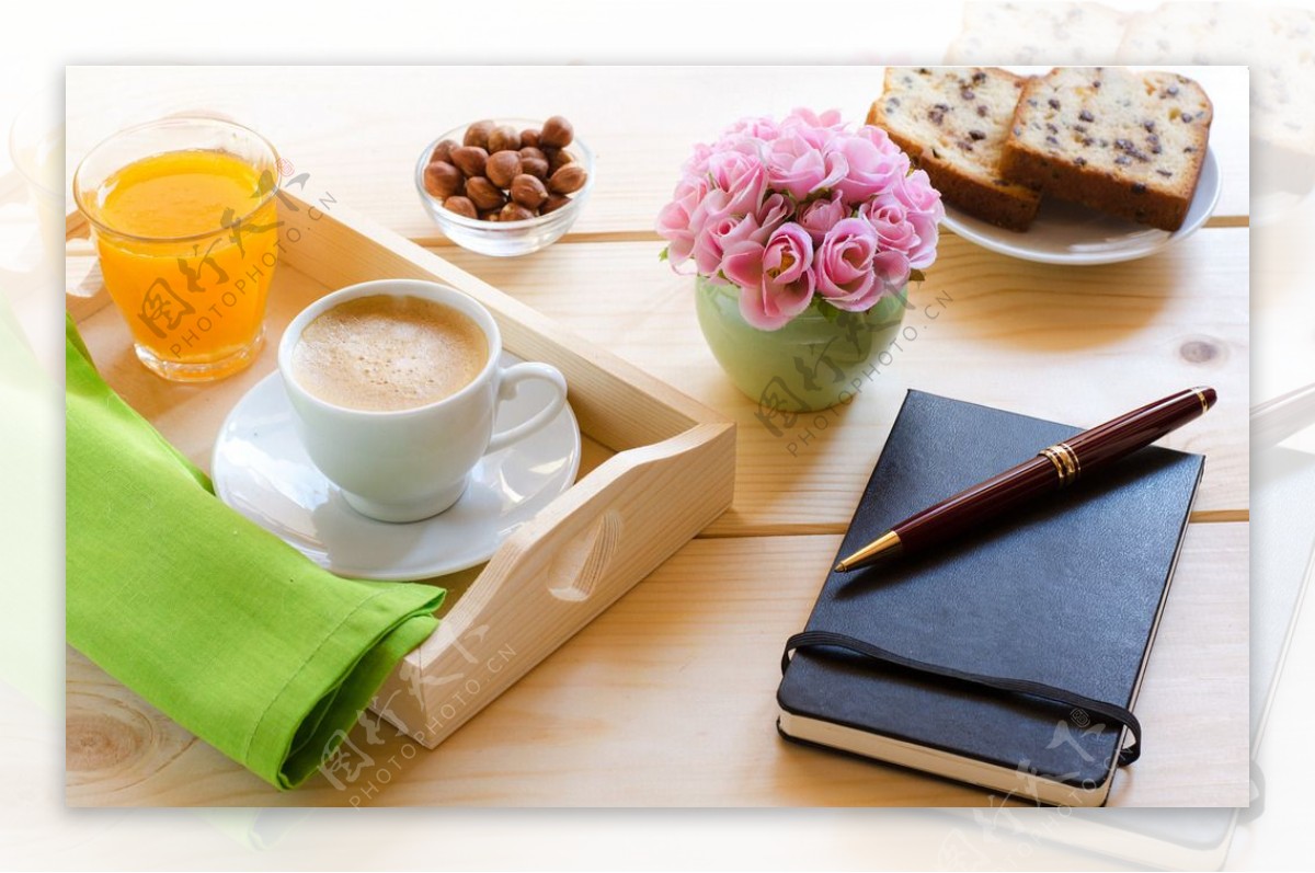 钢笔记事本与咖啡果汁