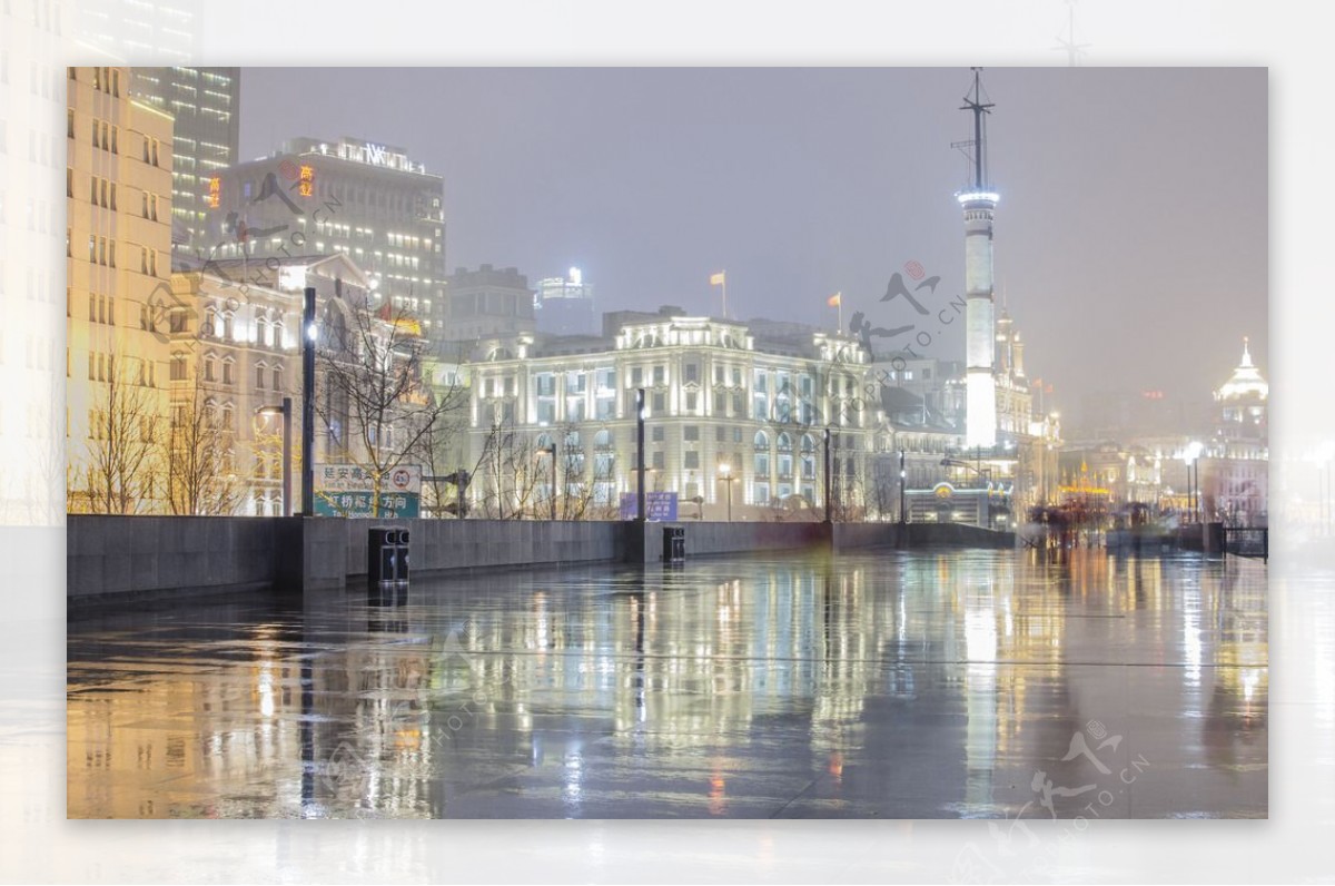 雨中的上海外滩夜景