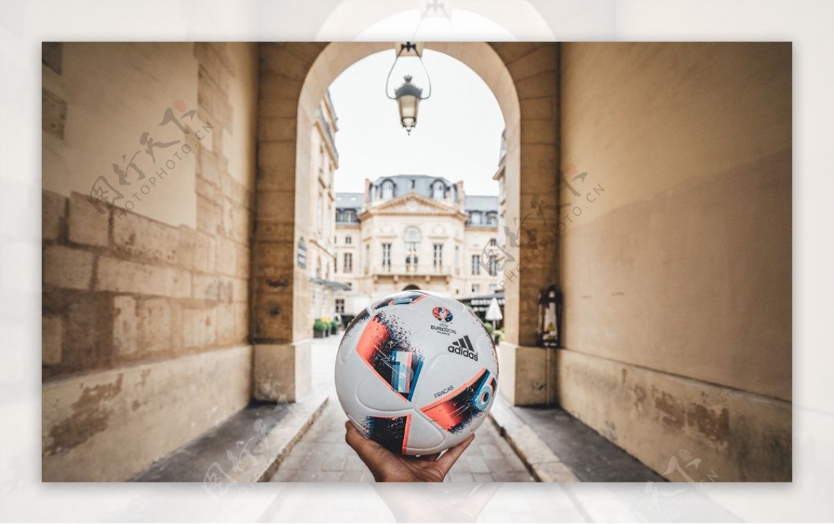 ADIDAS欧洲杯比赛用球广告