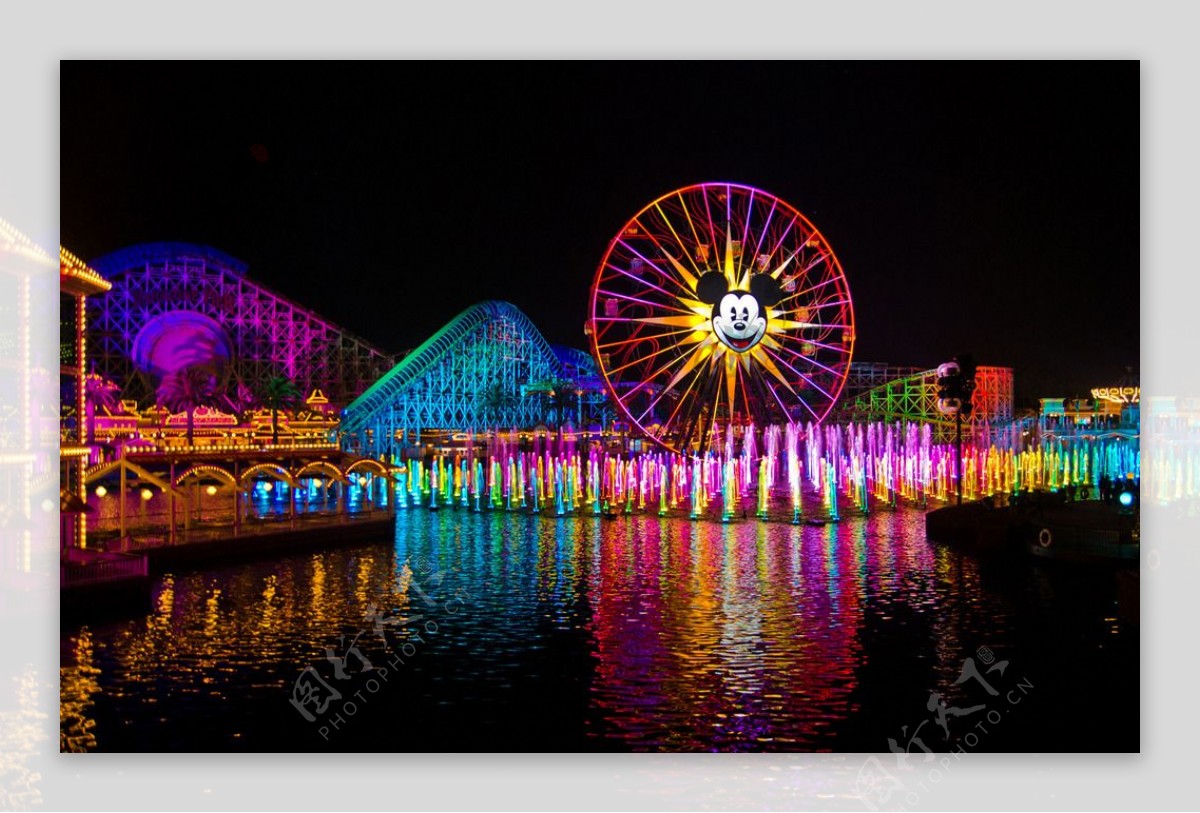 迪士尼乐园湖边灯饰