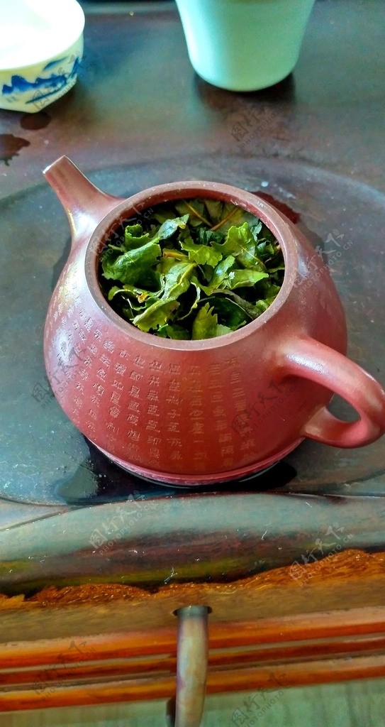 泡开绿茶叶的紫砂壶竖版