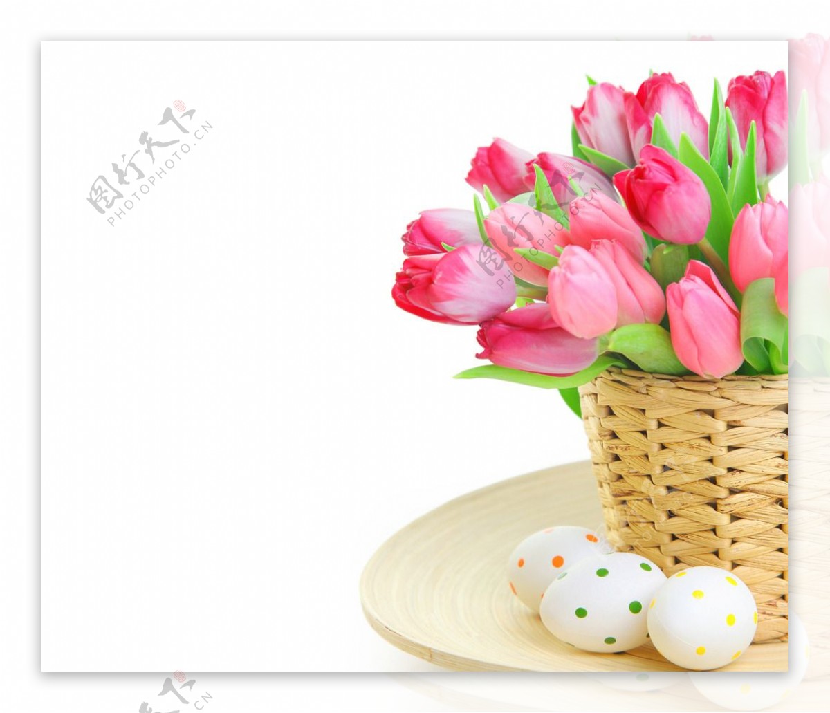 彩蛋和粉色的花朵