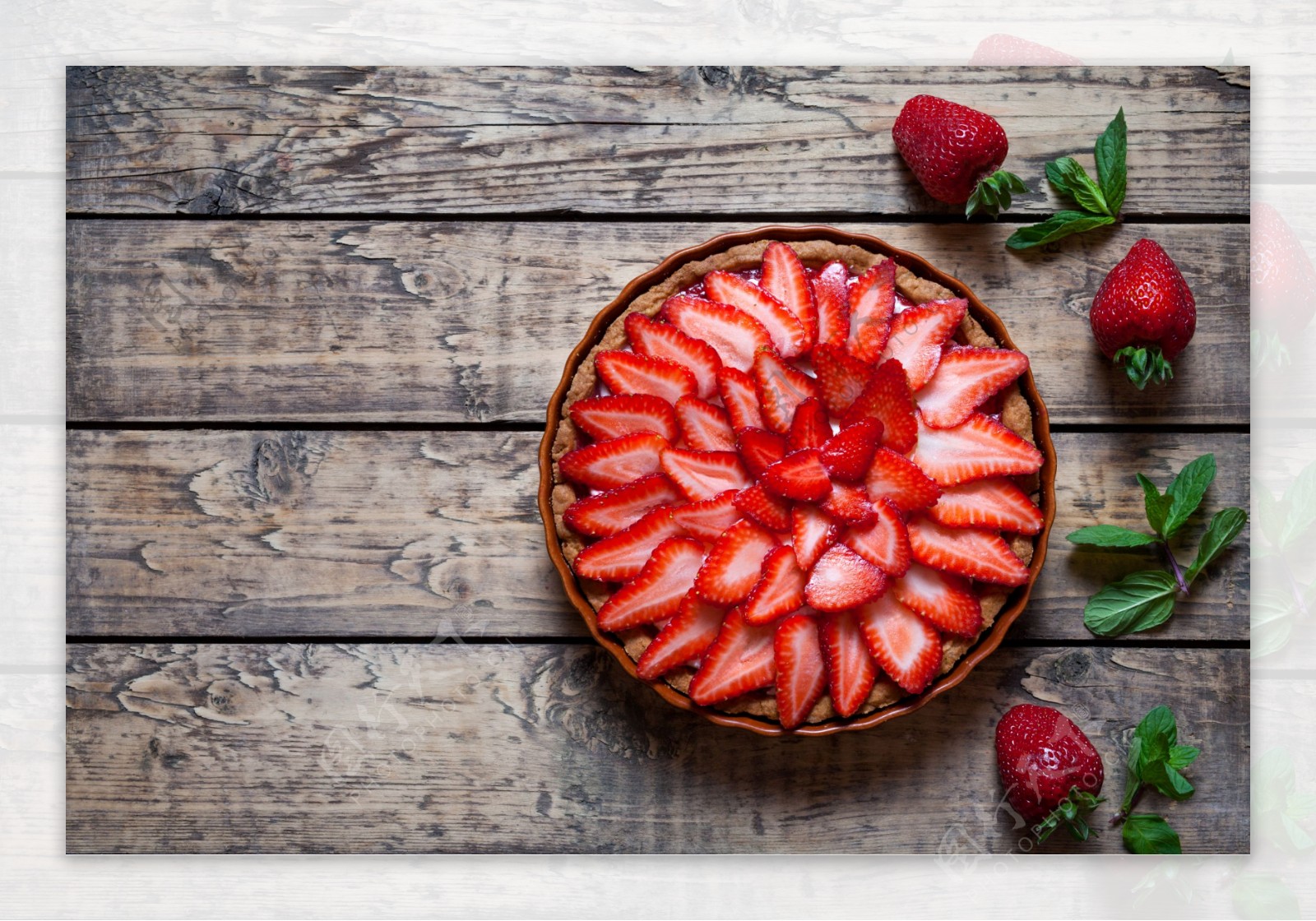 木板上的草莓糕点