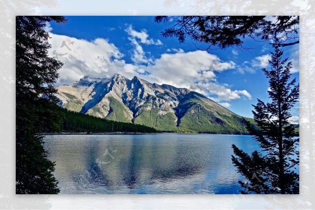 蓝天白云高山景观