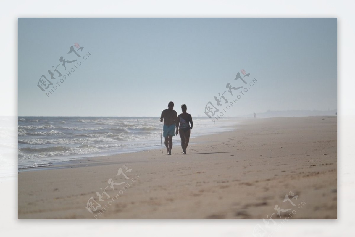 海边散步的老夫妻