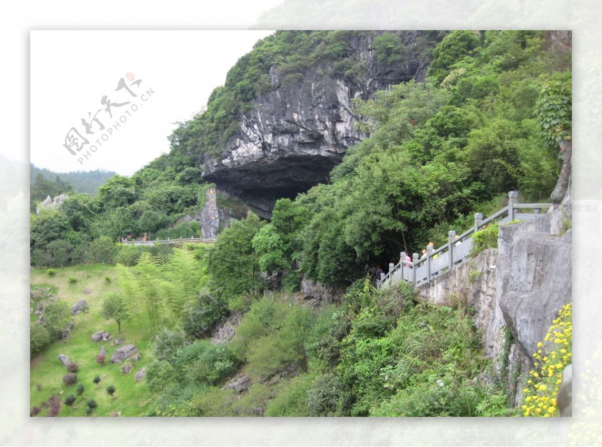 山洞地下河