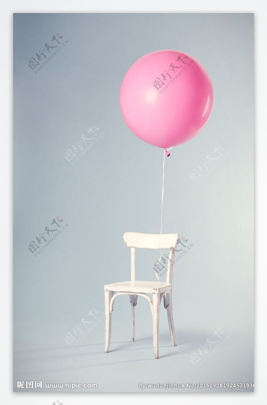 绑着气球的椅子