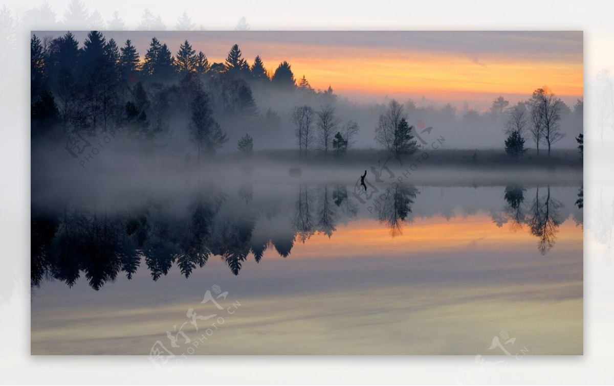 冬季清晨湖泊雾气