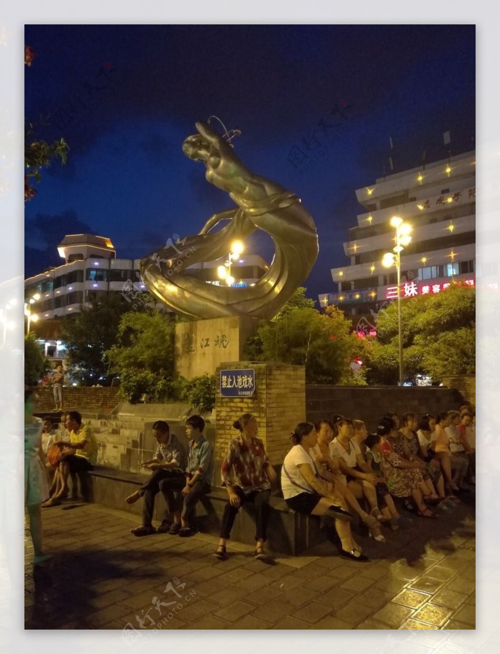 兴义街心花园雕塑