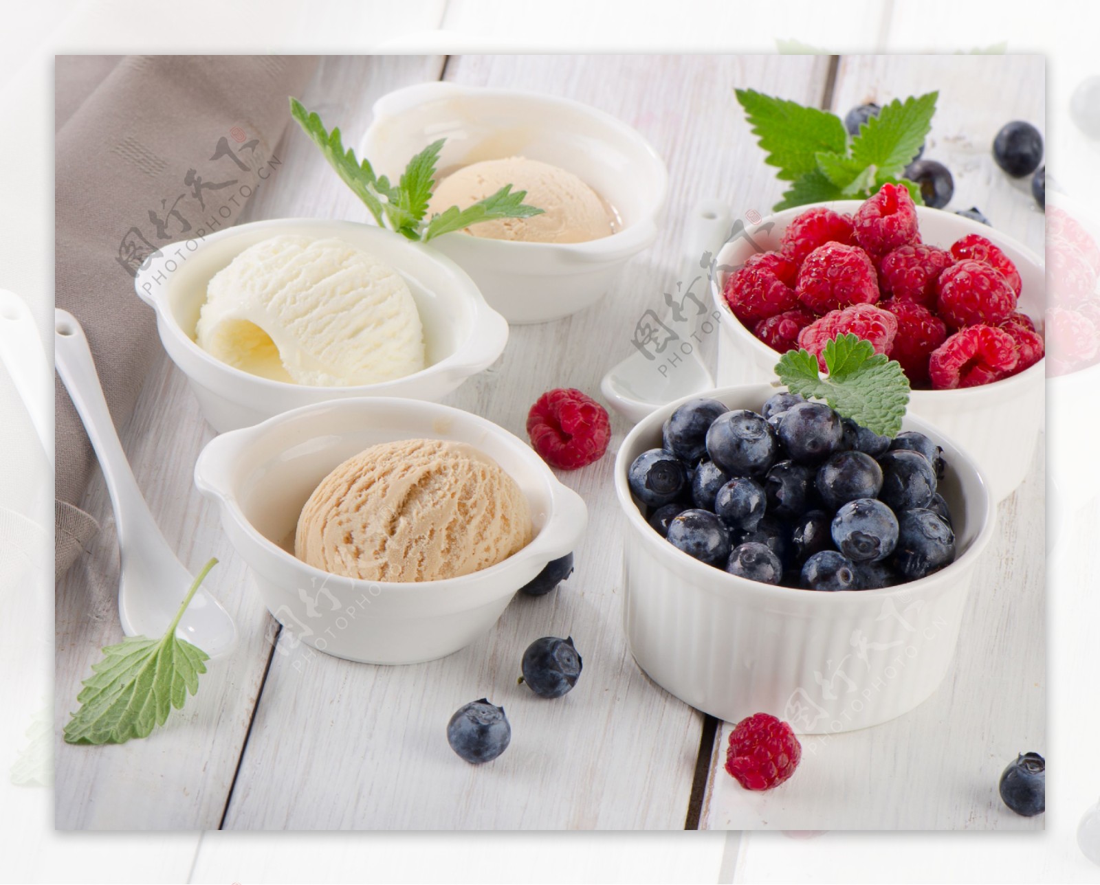 覆盆子蓝莓冰淇淋图片
